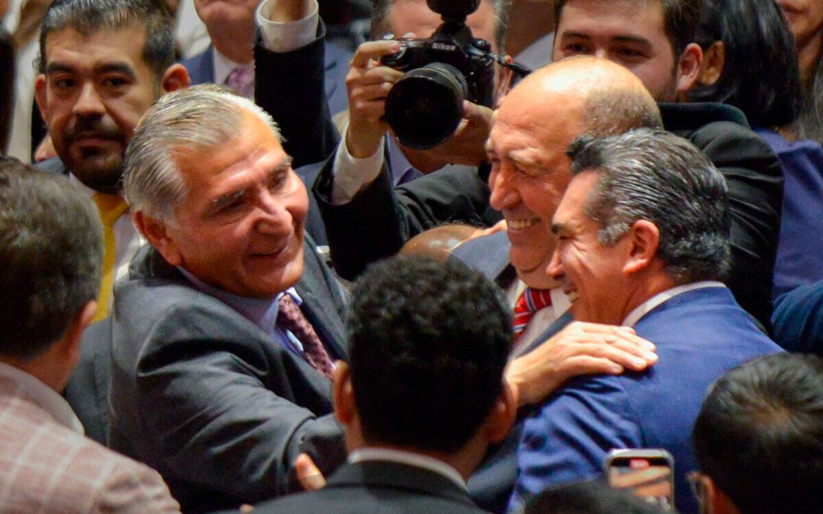 Estrecha relación de Alito Moreno y el PRI con Morena, sonrisas antes de que Adan le hablara cosas al oído