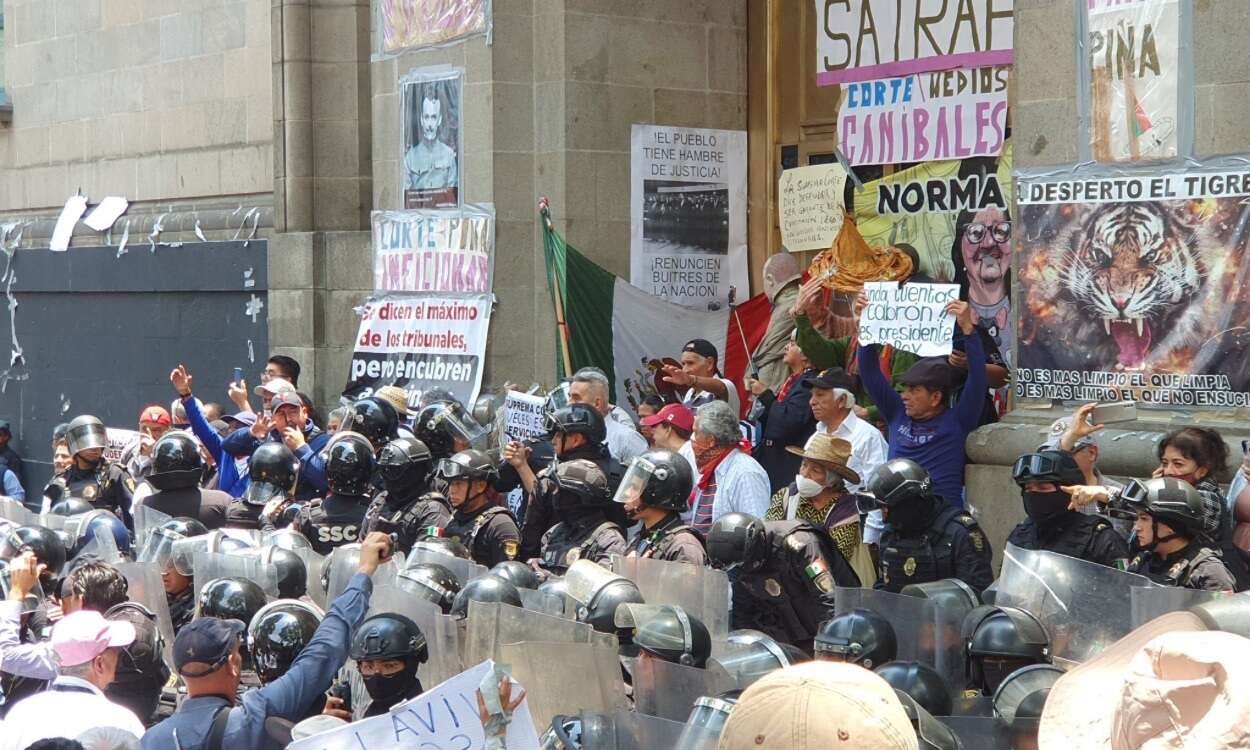 Manifestantes frente a la SCJN 2