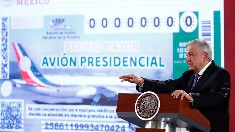 w1240 p16x9 AMLO AVION