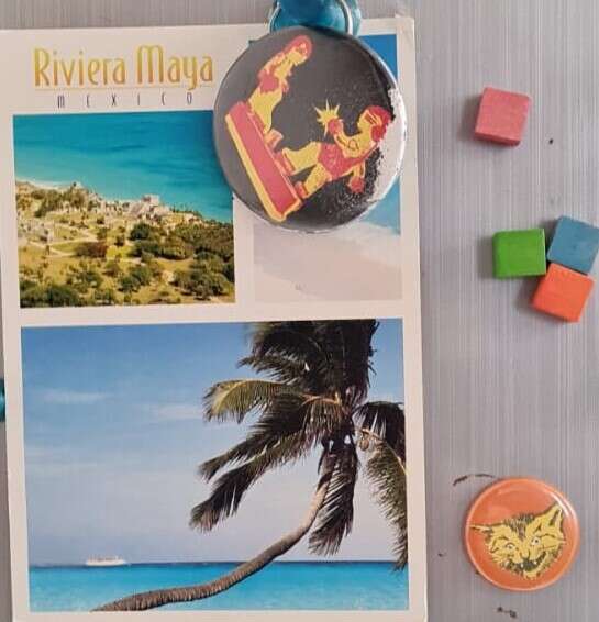 Salvador pegó la postal que recibió en el refrigerador