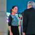 López entrega a Claudia un bastón de mando falso