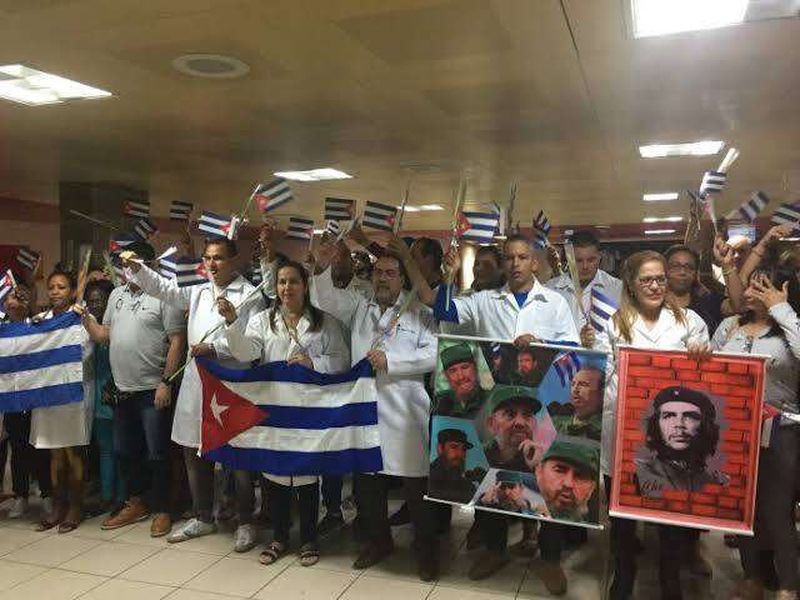 Médicos cubanos y propaganda comunista