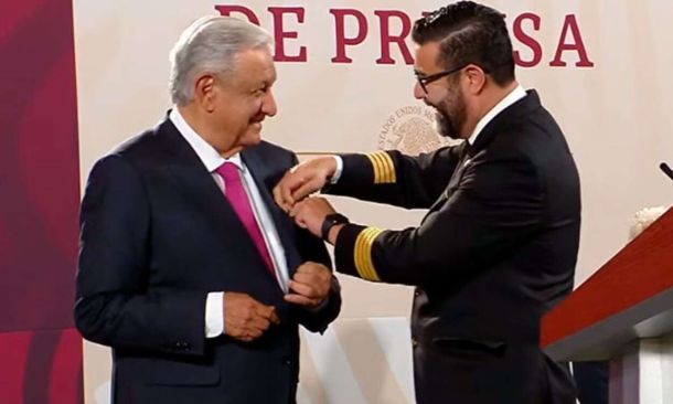 Sindicalistas aeronáuticos mexicanos, apoyando a un antisindicalista