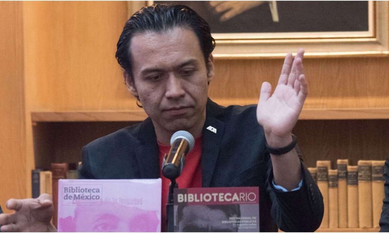 Marx Arriaga defiende los libros de texto de la SEP