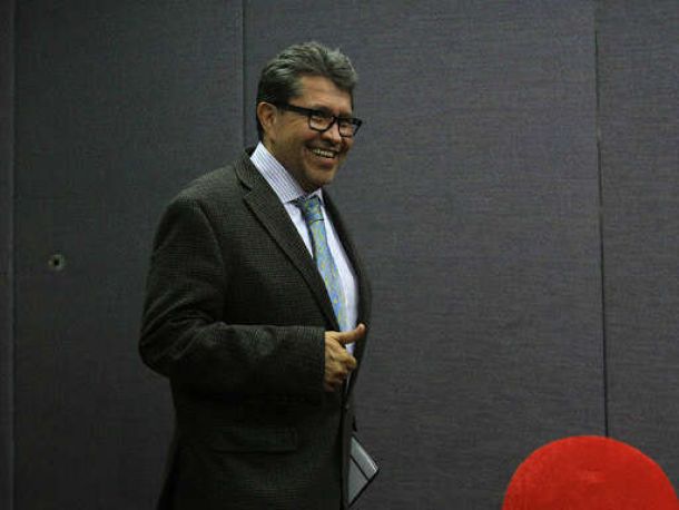 Arrogancia, mentiras e imbecilidad.