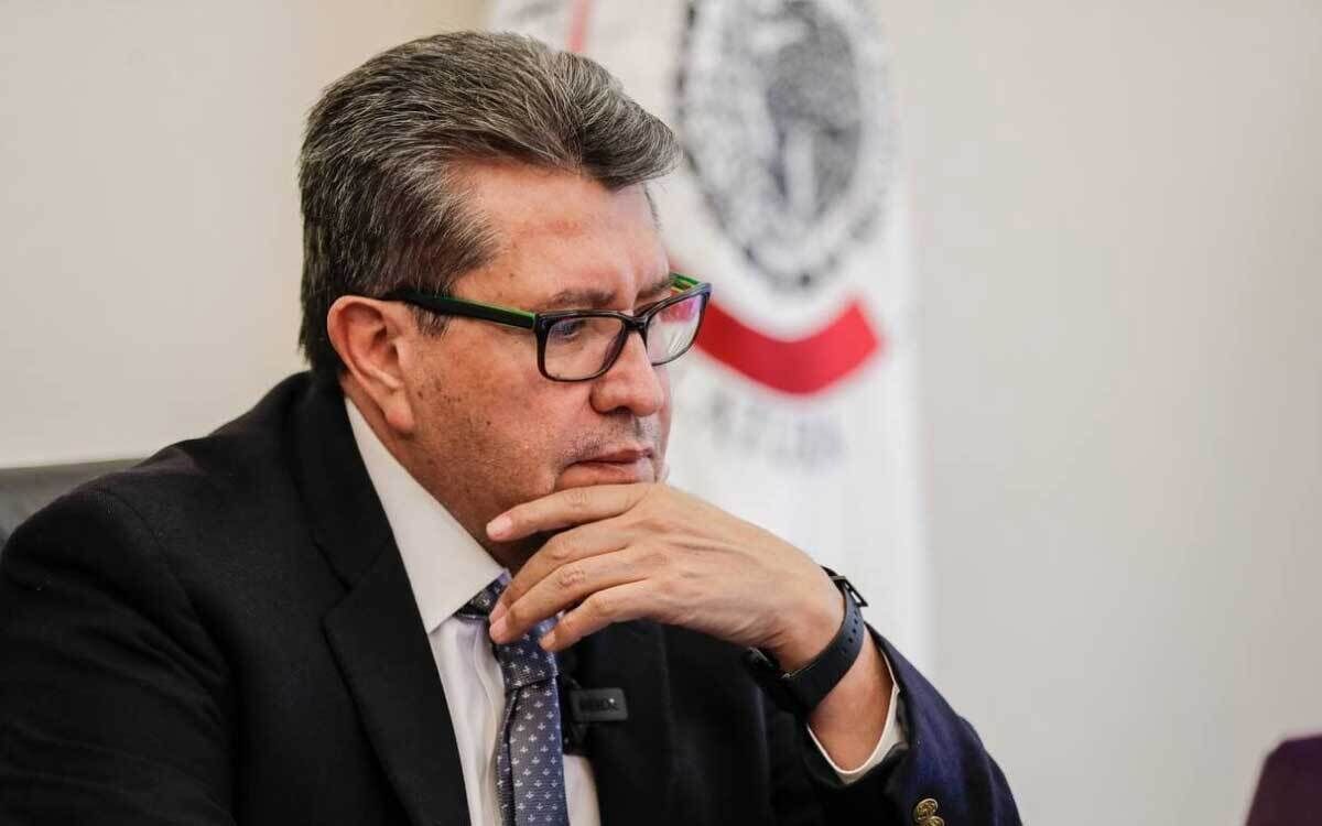 Monreal con un pie fuera de Morena