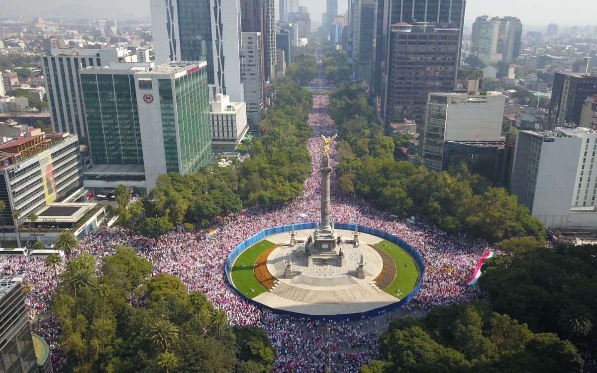 Marcha en el Angel de la Independencia