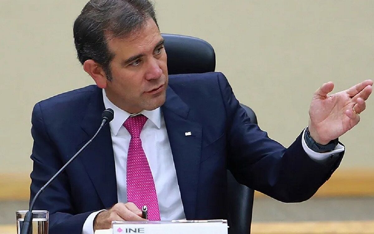 Acusa Lorenzo Córdova al presidente de descalificar al INE