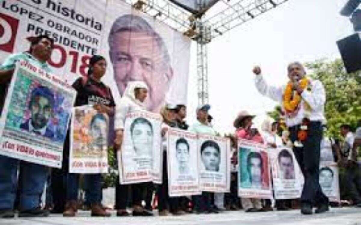 AMLO en manifestación con los 43