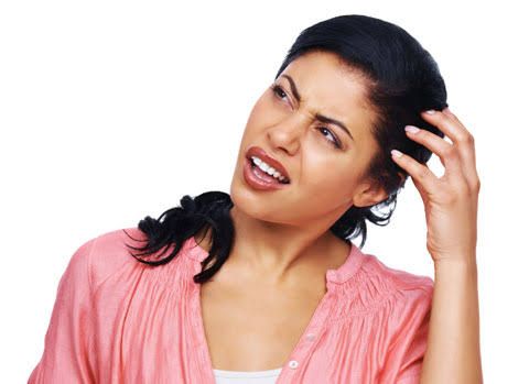 Mujer confundida frente a una pantalla